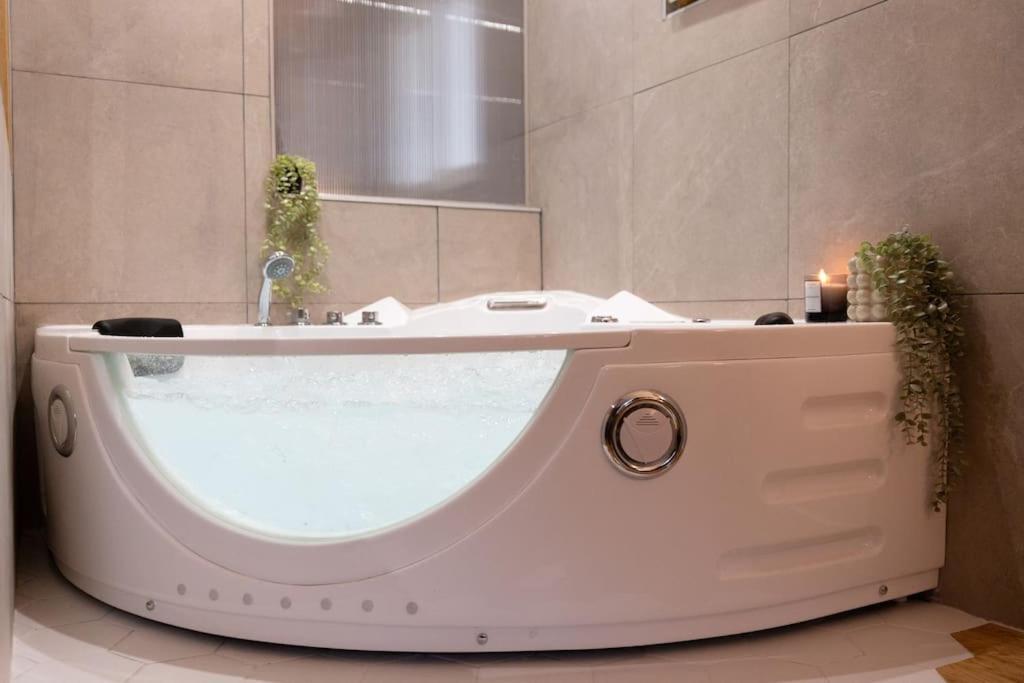 Love Life Room-Jacuzzi-Netflix-Acces-24/7-Prive Étampes المظهر الخارجي الصورة